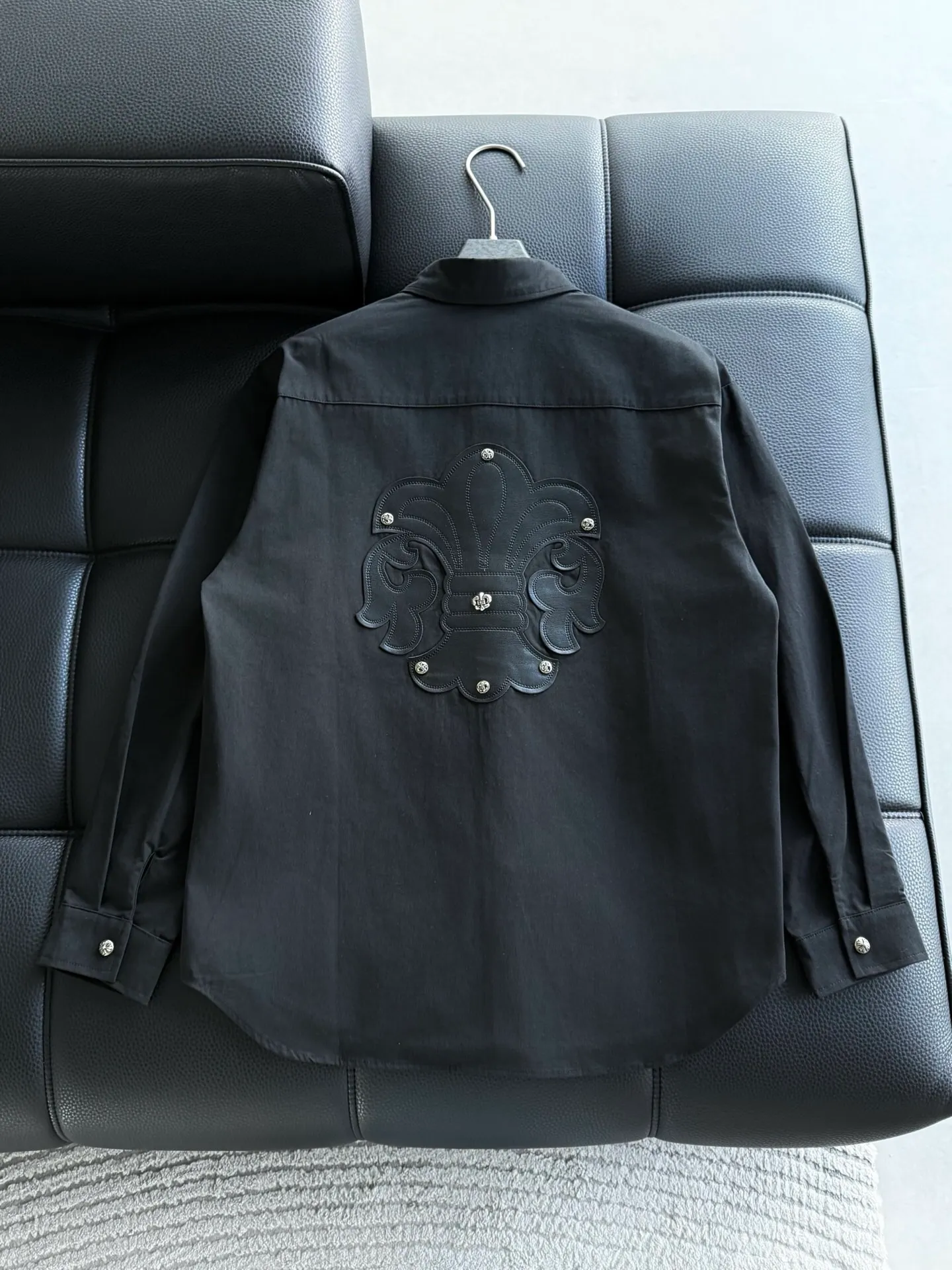 P500 Chrome Hearts leather cross leather embroidery shirt jacket! OS version can be worn by both men and women! The fabric is made of twill gauze cotton fabric! The texture is clear and smooth, not easy to wrinkle or fade! The embroidery process is complex and repetitive, and the requirements for the embroidery machine are very strict. The distance is always 45 centimeters! It won’t work if the spacing is too big, and it won’t work if it’s too small! The hardware is all carved and cast. This piece of clothing consumes a lot of material. More than 3 meters of material is used for one piece of clothing! After the garment is made, it needs to be fixed at high temperature, washed at a water temperature of more than 70 degrees, and softened by adding softener to make the upper body softer and smoother!   Color: black white Size: m-3xl Style number: 5878
